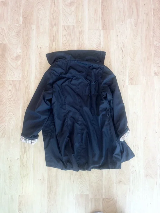Burberry Black Spring Coat with Beige Check Lining - Picture 5 of 8